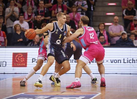 Melvin Jostmann Telekom Baskets Bonn vs. Sam Griesel ALBA Berlin 6. Speiltag - Saison 2025 26