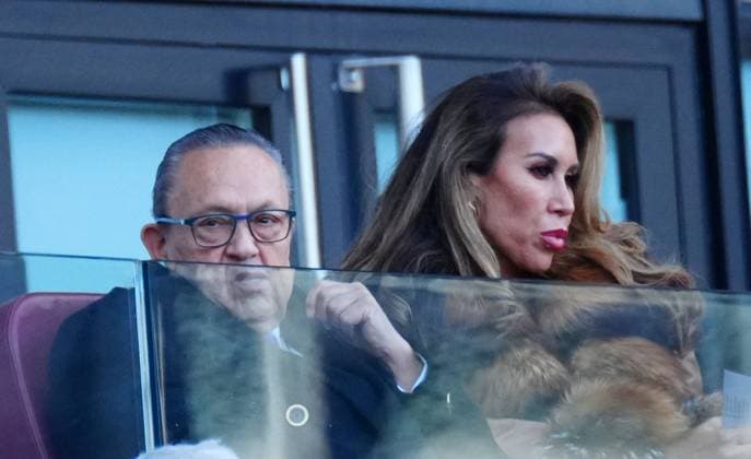 David Sullivan next to wife Ampika Pickston West Ham United v Newcastle United, Premier League, Football, London Stadium, London, UK - 02 Nov 2025London London Stadium United Kingdom EDITORIAL USE ONLY No use with unauthorised audio, video, data, fixture lists, club league logos or live services. Online in-match use limited to 120 images, no video emulation. No use in betting, games or single club league player publications. Copyright: xJavierxGarcia Shutterstockx 15641474el
