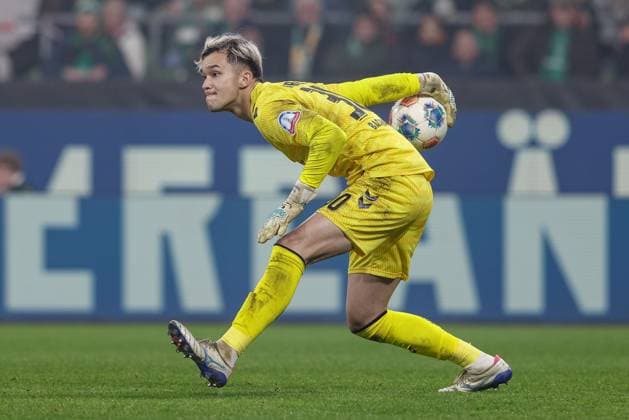 Mio Backhaus (Torhüter, Torwart, SV Werder Bremen, 30) am Ball, Freisteller, Einzelbild, Ganzkörper, Aktion, Action, Spielszene, DIE DFL-RICHTLINIEN UNTERSAGEN JEGLICHE NUTZUNG VON FOTOS ALS SEQUENZBILDER UND ODER VIDEOA?HNLICHE FOTOSTRECKEN. DFL REGULATIONS PROHIBIT ANY USE OF PHOTOGRAPHS AS IMAGE SEQUENCES AND OR QUASI-VIDEO., 07.11.2025, Bremen (Deutschland), Fussball, Bundesliga, SV Werder Bremen - VfL Wolfsburg