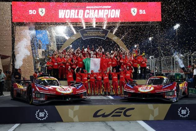Ferrari 499P 50 die Fahrer Alessandro Pier Guidi (ITA), James Calado (GBR), Antonio Giovanazzi (ITA), Alessandro Pier Guidi (ITA), James Calado (GBR), Antonio Giovanazzi (ITA) sowie alle Teammitglieder von Ferrari AF Corse und der Ferrari 499P 51 Ferrari im Konfettiregen auf dem Weltmeisterpodium nach dem Rennen, 8 Stunden von Bahrain, FIA Langstrecken- Weltmeisterschaft Saison 2026, Rennstrecke Sakhir, Bahrain, 08.11.2025, WEC, gemeinsames Jubelbild für den Fahrer- und Hersteller Weltmeistertitel