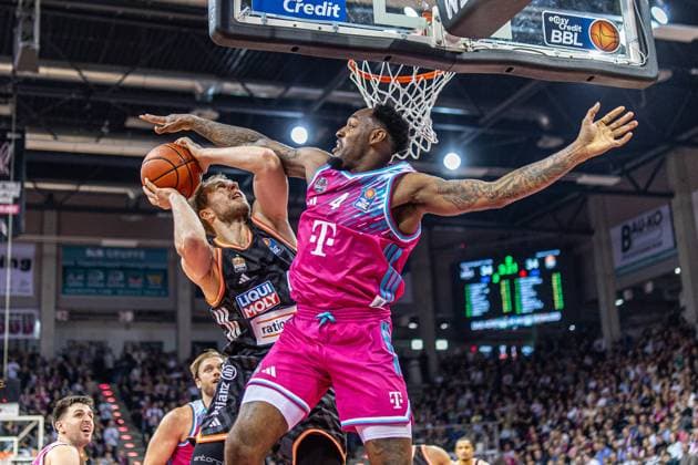 Christian Sengfelder (Ratiopharm Ulm, 43) vs Jeff Garrett Jr. (Telekom Baskets Bonn, 04) Telekom Baskets Bonn vs. Ratiopharm Ulm, Basketball, easy Credit BBL, 07. Spieltag, 2025 2026, 08.11.2025 Telekom Baskets Bonn vs. Ratiopharm Ulm, Basketball, easy Credit BBL, 07. Spieltag, 2025 2026, 08.11.2025 Bonn Copyright: xEibner-Pressefoto GerhardxWingenx EP_GWR