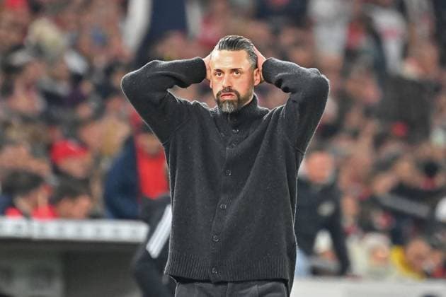 Sandro WAGNER (Trainer FC Augsburg), Enttaeuschung,Frust, enttaeuscht,frustriert,niedergeschlagen, Einzelbild,angeschnittenes Einzelmotiv,Halbfigur,halbe Figur. Fussball 1. Bundesliga Saison 2025 2026, 10.Spieltag, Spieltag10 VfB Stuttgart - FC Augsburg am 09.11.2025 MHP ARENA.