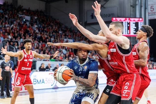 Marcus Weathers (MLP Academics Heidelberg, 00), Austin Crowley (BMA365 Bamberg Baskets, 85), Daniel Keppeler (BMA365 Bamberg Baskets, 31), Demarcus Demonia (BMA365 Bamberg Baskets, 08), BMA365 Bamberg Baskets vs. MLP Academics Heidelberg, Basketball, BBL Pokal, Viertelfinale, 13.11.2025 BMA365 Bamberg Baskets vs. MLP Academics Heidelberg, Basketball, BBL Pokal, Viertelfinale, 13.11.2025 Bamberg Copyright: xEibner-Pressefoto G.xSantemizx EP_EER