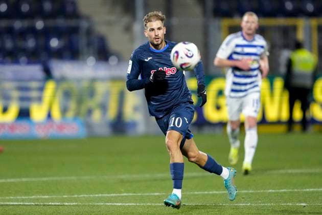 Luka Djuric (Duric, TSG II, 10), am Ball, Freisteller, Ganzkörper, Einzelbild, Einzelfoto, Aktion, Action, 21.11.2025, Sinsheim (Deutschland), Fussball, 3. Liga, TSG 1899 Hoffenheim II - MSV Duisburg, DFB DFL REGULATIONS PROHIBIT ANY USE OF PHOTOGRAPHS AS IMAGE SEQUENCES AND OR QUASI-VIDEO.