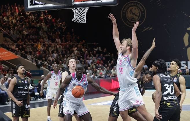 Melvin Jostmann (Telekom Baskets Bonn), Kur Jongkuch (Telekom Baskets Bonn) Basketball, Herren, Saison 2025 2026, easyCredit Basketball-Bundesliga, Basketball Loewen Braunschweig gegen Telekom Baskets Bonn