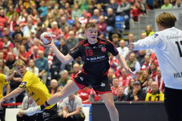 Reynir Thor Stefansson (MT Melsungen 19) beim Wurf; Karl Joensson (HF Karlskrona 22), Melvin Hildingsson (Torwart, Goalkeeper HF Karlskrona 12) (R) , GER, MT Melsungen - HF Karlskrona (SWE)l, Handball, EHF European League Maenner, Group Matches, Saison 2025 2026, 25.11.2025, GER, MT Melsungen - HF Karlskrona, Handball, EHF Maenner, Group Matches, Saison 2025 2026, 25.11.2025 Kassel Copyright: xEibner-Pressefotox xRolandxSippelx EP_RSL