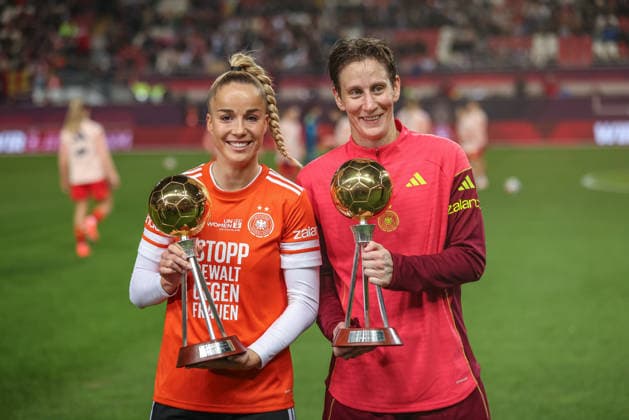 GER, Kaiserslautern, Deutschland vs Spanien, Länderspiel, Fussball, UEFA, Spielzeit 2025 2026, Womens Nations League, Fritz-Walter-Stadion, Finale, Hinspiel im Bild: Giulia Gwinn (Deutschland 7) und Ann-Katrin Berger (Deutschland 1) bekommen den Pokal und Auszeichnung als Fußballerin des Jahres DFB DFL REGULATIONS PROHIBIT ANY USE OF PHOTOGRAPHS AS IMAGE SEQUENCES AND OR QUASI-VIDEO, 28.11.2025 Copyright: HMBxMedia HendrikxHamelau