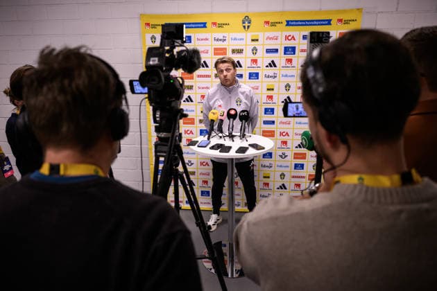 251201 Head coach Tony Gustavsson of the Swedish women s national football team in the mixed zone after a training session on December 1, 2025 in Stockholm. Photo: Jesper Zerman BILDBYRAN kod JZ JZ0652 fotboll football soccer fotball nations league uefa womens nations league träning practice training sverige sweden dam bbeng Copyright: JESPERxZERMAN BB251201JZ060