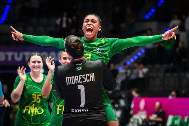 Bruna de Paula (Brasilien, 2) wird gehoben von Gabriela Goncalves Dias Moreschi (Brasilien, 1) - Jubelschrei, Jubel, Freude, Freudenschrei GER, Schweden - Brasilien, Handball Weltmeisterschaft, Vorrunde, Gruppe G, 01.12.2025 GER, Schweden - Brasilien, Handball Weltmeisterschaft, Vorrunde, Gruppe G, 01.12.2025 Stuttgart Copyright: xSandyxDinkelackerx EP_SDR