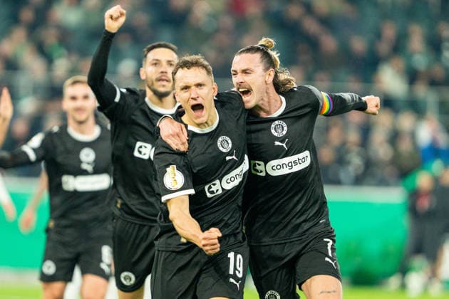 Kaars Martijn (FC St. Pauli, 19) und Irvine Jackson (FC St. Pauli, 7) bejubeln das Tor zum 0:1 durch Kaars Martijn (FC St. Pauli, 19) VfL Borussia Moenchengladbach vs. FC St. Pauli, Fussball, DFB-Pokal, Achtelfinale, Saison 2025 2026, 02.12.2025 DFB REGULATIONS PROHIBIT ANY USE OF PHOTOGRAPHS AS IMAGE SEQUENCES AND OR QUASI-VIDEO VfL Borussia Moenchengladbach vs. FC St. Pauli, Fussball, DFB-Pokal, Achtelfinale, Saison 2025 2026, 02.12.2025 Moenchengladbach Copyright: xEibner-Pressefoto J.xDerondeaux EP_JDU