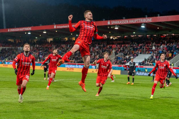 Patrick Mainka (FC Heidenheim, 06) jubelt nach dem Ausgleich zum 1:1, GER, 1. FC Heidenheim 1846 vs. SC Freiburg, Fussball, 1. Bundesliga, 13. Spieltag, Spielzeit 2025 2026, 06.12.2025, DFL REGULATIONS PROHIBIT ANY USE OF PHOTOGRAPHS AS IMAGE SEQUENCES AND OR QUASI-VIDEO, GER, 1. FC Heidenheim 1846 vs. SC Freiburg, Fussball, 1. Bundesliga, 13. Spieltag, Spielzeit 2025 2026, 06.12.2025, Heidenheim Copyright: xEibner-Pressefoto EdwardxCheungx EP_ECG