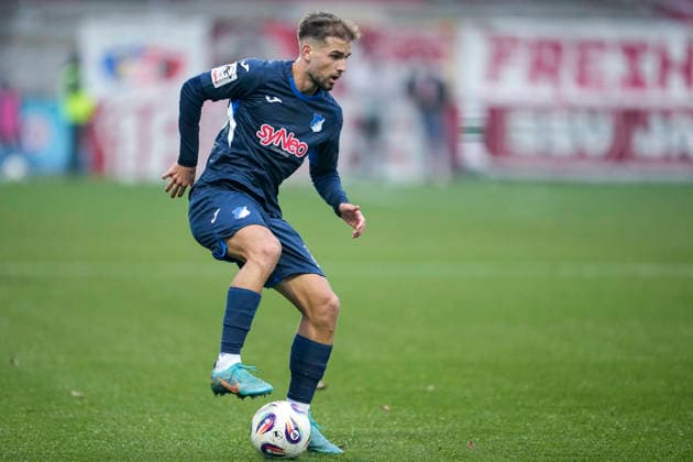 Luka Djuric (Duric, TSG II, 10), am Ball, Freisteller, Ganzkörper, Einzelbild, Einzelfoto, Aktion, Action, 06.12.2025, Sinsheim (Deutschland), Fussball, 3. Liga, TSG 1899 Hoffenheim II - SSV Jahn Regensburg, DFB DFL REGULATIONS PROHIBIT ANY USE OF PHOTOGRAPHS AS IMAGE SEQUENCES AND OR QUASI-VIDEO.