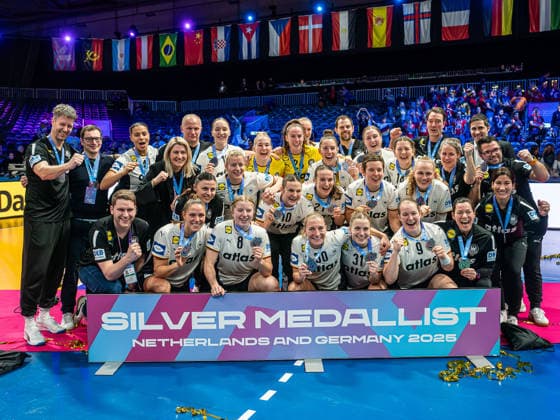 Die deutsche Mannschaft mit der Silbermedaille, Deutschland vs. Norwegen, Handball, Weltmeisterschaft, Frauen, Spielzeit 2025 2026, 14.12.2025, Deutschland vs. Norwegen, Handball, Weltmeisterschaft, Frauen, Spielzeit 2025 2026, 14.12.2025 Rotterdam Copyright: xEibner-Pressefoto MichaelxSchmidx EP_MST