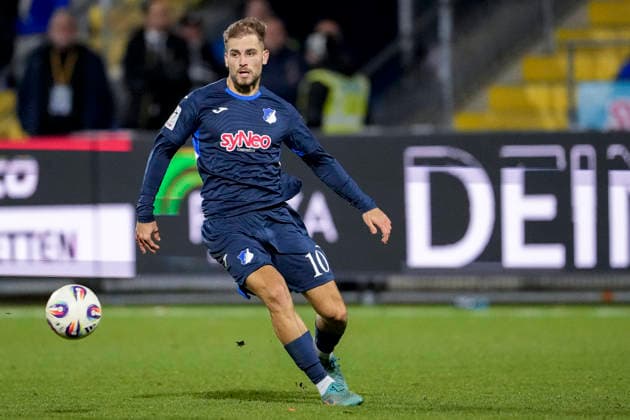 Luka Djuric (Duric, TSG II, 10), am Ball, Freisteller, Ganzkörper, Einzelbild, Einzelfoto, Aktion, Action, 21.12.2025, Sinsheim (Hoffenheim) (Deutschland), Fussball, 3. Liga, TSG 1899 Hoffenheim II - SV Wehen Wiesbaden, DFB DFL REGULATIONS PROHIBIT ANY USE OF PHOTOGRAPHS AS IMAGE SEQUENCES AND OR QUASI-VIDEO.