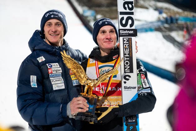 PREVC Domen (Slowenien) jubelt mit Adler Pokal und Bruder Peter Prevc ueber den Sieg in der Gesamtwertung, AUT, Dreikoenigsspringen Vierschanzentournee, FIS Viessmsann Skisprung Weltcup Bischofshofen, Wettkampf, Saison 2025 2026, 06.01.2026 AUT, Dreikoenigsspringen Vierschanzentournee, FIS Viessmsann Skisprung Weltcup Bischofshofen, Wettkampf, Saison 2025 2026, 06.01.2026 Bischofshofen Copyright: xEibner-Pressefoto Memmlerx EP_MMR