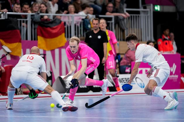 v.li.: Jakub Janicki (Poland, 16), Nik David Kerner (Germany, 22), Gracjan Jarzynski (Poland, 7), Zweikampf, Spielszene, Duell, duel, tackle, tackling, Dynamik, Action, Aktion, 10.01.2026, Heidelberg (Deutschland), Hallenhockey, Europameisterschaft, Halbfinale, Herren, Deutschland - Polen