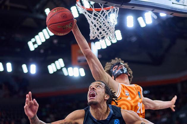 Sport Bilder des Tages Duell unter dem Korb, Alec Anigbata (ratiopharm ulm, 21) und Kevin Yebo (NINERS Chemnitz, 00) GER, ratiopharm ulm vs. NINERS Chemnitz, Basketball, 14. Spieltag, BKT EuroCup, Spielzeit 2025 2026, 14.01.2025 GER, ratiopharm ulm vs. NINERS Chemnitz, Basketball, 14. Spieltag, BKT EuroCup, Spielzeit 2025 2026, 14.01.2025 Neu-Ulm Copyright: xEibner-Pressefoto GeraldxOelze-dexStoppanyx EP_ODS