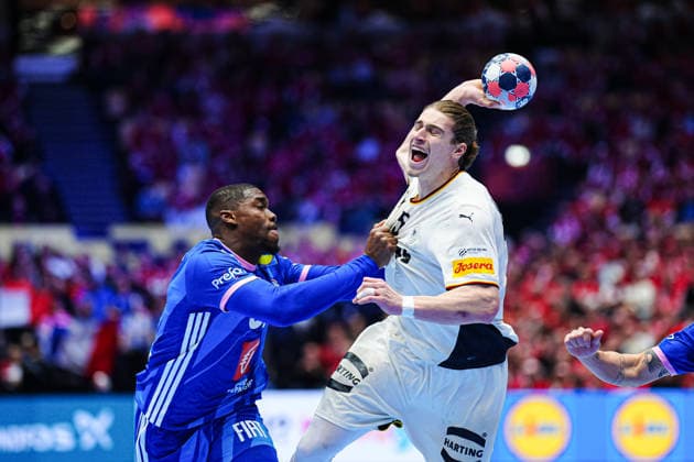 Dika Mem (Frankreich, 10), Juri Knorr (Deutschland, 15) DEN, Deutschland vs. Frankreich, Handball, EHF Europameisterschaft 2026, Hauptrunde, Spieltag 4, 28.01.2026 DEN, Deutschland vs. Frankreich, Handball, EHF Europameisterschaft 2026, Hauptrunde, Spieltag 4, 28.01.2026 Herning Copyright: xEibner-Pressefoto MarcelxvonxFehrnx EP_MFN