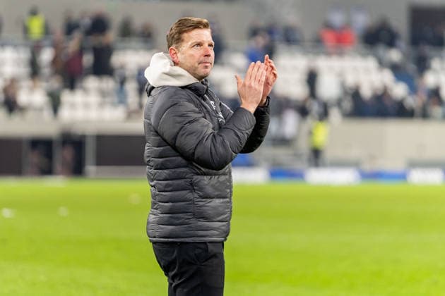 Freisteller, Portrait, Emotion, Klatschen, Applaus Florian Kohfeldt (SV Darmstadt 98, Cheftrainer) bei einer Runde durch das Stadion nach dem Spiel, GER, SV Darmstadt 98 vs. 1. FC Kaiserslautern, Fussball, 2. Bundesliga, 21. Spieltag, Saison 2025 2026, 07.02.2026, DFL REGULATIONS PROHIBIT ANY USE OF PHOTOGRAPHS AS IMAGE SEQUENCES AND OR QUASI-VIDEO, GER, SV Darmstadt 98 vs. 1. FC Kaiserslautern, Fussball, 2. Bundesliga, 21. Spieltag, Saison 2025 2026, 07.02.2026 Darmstadt Copyright: xEibner-Pressefoto Jan-NiclasxGrox EP_JGG