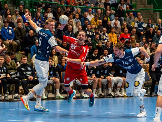 Olle Forsell Schefvert (MT Melsungen, 25) beim Torwurf gegen Nico Schoettle (Bergischer HC, 08) und Gerdas Babarskas (Bergischer HC, 14) Bergischer HC vs. MT Melsungen, Handball, 1. Bundesliga, 20. Spieltag, Saison 2025 2026, 11.02.2026 Bergischer HC vs. MT Melsungen, Handball, 1. Bundesliga, 20. Spieltag, Saison 2025 2026, 11.02.2026 Wuppertal Copyright: xEibner-Pressefoto DamianxKruczynx EP_DKI
