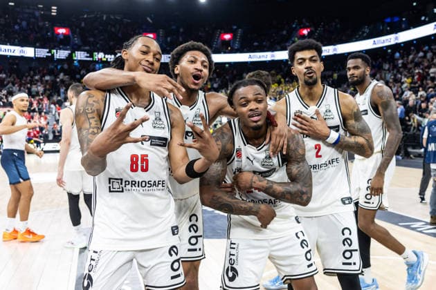GER, BMW Top Four, Basketball BBL Pokal, Halbfinale, FC Bayern München Basketball - BMA365 Bamberg Baskets. 21.02.2026, SAP Garden, München, GER, BMW Top Four, Basketball BBL Pokal, Halbfinale, FC Bayern München Basketball - BMA365 Bamberg Baskets. Austin Crowley (BMA365 Bamberg Baskets, 85), Demarcus Demonia (BMA365 Bamberg Baskets, 8), Cobe Williams (BMA365 Bamberg Baskets, 24), Ibi Watson (BMA365 Bamberg Baskets, 2) jubeln Foto Alexander Trienitz München SAP Garden Bayern Deutschland