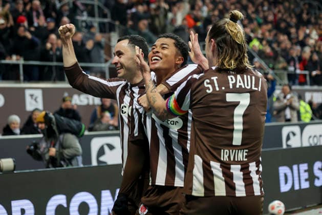 Joel Chima Fujita (FC St. Pauli) bejubelt seinen Treffer zum 2:1 mit Manolis Saliakas (FC St. Pauli) und Jackson Irvine (FC St. Pauli), Bundesliga, FC St. Pauli v SV Werder Bremen, Millerntor-Stadion am 22. February 2026 in Hamburg, Deutschland. (Foto von Marco Steinbrenner DeFodi Images) Joel Chima Fujita (FC St. Pauli) celebrates after scoring his teams second goal with Manolis Saliakas (FC St. Pauli) and Jackson Irvine (FC St. Pauli), Bundesliga, FC St. Pauli v SV Werder Bremen, Millerntor-Stadion, February 22, 2026 in Hamburg, Germany. (Photo by Marco Steinbrenner DeFodi Images) DFL regulations prohibit any use of photographs as image sequences and or quasi-video. -