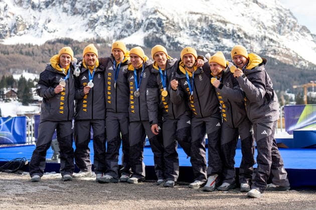 FRIEDRICH Francesco, SOMMER Matthias, SCHUELLER Alexander, STRAUB Felix (Deutschland), LOCHNER Johannes, MARGIS Thorsten, WENZEL Jorn, FLEISCHHAUER Georg (Deutschland) jubeln nach der Siegerehrung ueber Platz 2 Silber Medaille und Sieg Gold Medaille, ITA, Olympische Spiele Milano Cortina 2026, Olympia, Viererbob Herren, Finale, 22.02.2026 ITA, Olympische Spiele Milano Cortina 2026, Olympia, Viererbob Herren, Finale, 22.02.2026 Cortina d Ampezzo Copyright: xEibner-Pressefoto Memmlerx EP_MMR