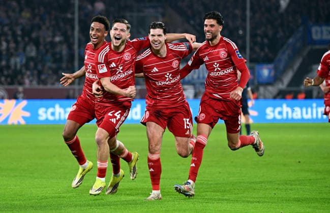 Fussball, 2. Bundesliga, Deutschland, Herren, Saison 2025 2026, 24. Spieltag, Merkur-Spiel-Arena Düsseldorf, Fortuna Düsseldorf - VfL Bochum 2:1; Jubel Florent Muslija (F95) nach seinem Tor zum 2:0, zusammen mit Sima Suso (F95), Cedric Itten (F95), Anouar El Azzouzi (F95). Jubel, Freude, Aktion.