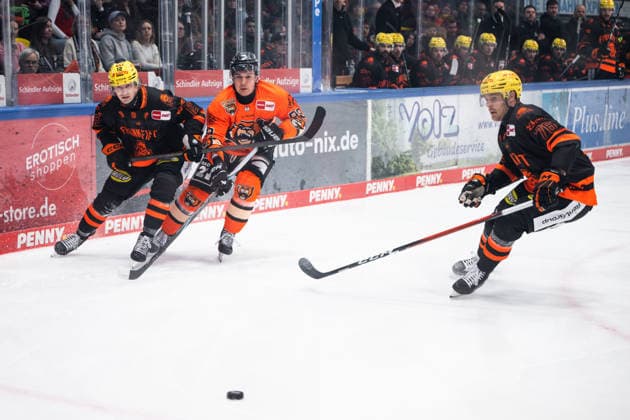 Noah Dunham (Loewen Frankfurt, 12) GER, Loewen Frankfurt vs. Grizzlys Wolfsburg, Eishockey, Penny DEL, 47. Spieltag, Saison 2025 2026, 01.03.2026 Eibner-Pressefoto Attila Ziga GER, Loewen Frankfurt vs. Grizzlys Wolfsburg, Eishockey, Penny DEL, 47. Spieltag, Saison 2025 2026, 01.03.2026 Frankfurt Copyright: xEibner-Pressefotox EP_AZA
