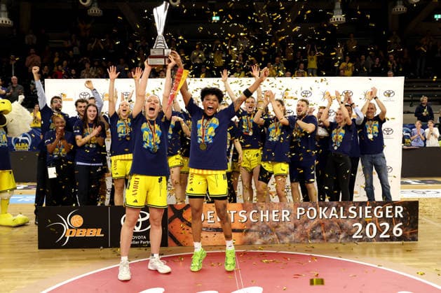 DEU, easyCredit DBBL, ALBA vs. Rutronik Stars Keltern, 01.03.2026, Soemmeringhalle, Berlin, DEU, easyCredit DBBL, ALBA vs. Rutronik Stars Keltern, im Bild ALBA-Spielerinnenkreis Deeshyra Thomas (ALBA Berlin 21), Lena Gohlisch (ALBA Berlin 12) Pokal