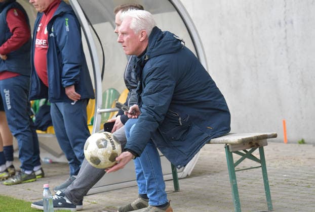 28.02.2026, GER, Fussball, Regionalliga West, Saison 2025 2026, 24. Spieltag, Häcker Wiehenstadion, Rödinghausen SV Rödinghausen - FC Gütersloh 0 : 1 Rob Reekers (Sportlicher Leiter FC Gütersloh), Aktion, Einzelbild, Quer, Mimik, Gestik