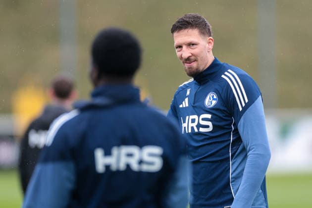 11.03.2026; Fussball; Training des FC Schalke 04. Janik Bachmann (FC Schalke 04) grinst. Gelsenkirchen Trainingsgelände FC Schalke 04 NRW Deutschland xRHR-FOTO YYx Copyright: RHR-FOTOx RHR-FOTO YY