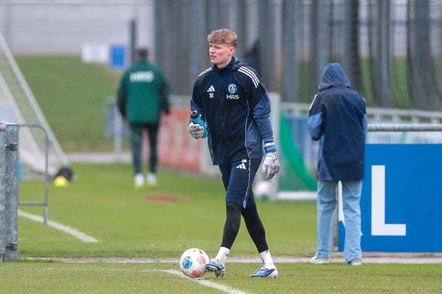 11.03.2026; Fussball; Training des FC Schalke 04. Torwart Johannes Siebeking (FC Schalke 04). Gelsenkirchen Trainingsgelände FC Schalke 04 NRW Deutschland xRHR-FOTO YYx Copyright: RHR-FOTOx RHR-FOTO YY