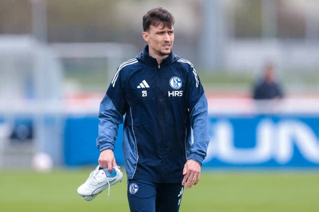 11.03.2026; Fussball; Training des FC Schalke 04. Dejan Ljubicic (FC Schalke 04) trägt seine Schuhe. Gelsenkirchen Trainingsgelände FC Schalke 04 NRW Deutschland xRHR-FOTO YYx Copyright: RHR-FOTOx RHR-FOTO YY