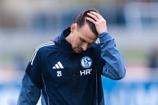 11.03.2026; Fussball; Training des FC Schalke 04. Dejan Ljubicic (FC Schalke 04) fasst sich an den Kopf. Gelsenkirchen Trainingsgelände FC Schalke 04 NRW Deutschland xRHR-FOTO YYx Copyright: RHR-FOTOx RHR-FOTO YY