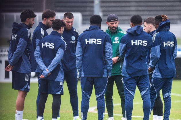 11.03.2026; Fussball; Training des FC Schalke 04.Trainer Miron Muslic (FC Schalke 04) gibt einer Gruppe von Spieler Anweisungen. Gelsenkirchen Trainingsgelände FC Schalke 04 NRW Deutschland xRHR-FOTO YYx Copyright: RHR-FOTOx RHR-FOTO YY