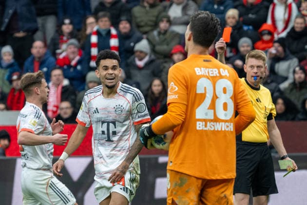 Schiedsrichter Christian Dingert zeigt Luis Diaz (FC Bayern Muenchen, 14) die Gelb Rote Karte. Bayer 04 Leverkusen vs. FC Bayern Muenchen, Fussball, 1. Bundesliga, 26. Spieltag, Saison 2025 2026, 14.03.2026 DFL DFB Regulations prohibit any use of Photographs as image sequences and or Quasivideo Bayer 04 Leverkusen vs. FC Bayern Muenchen, Fussball, 1. Bundesliga, 26. Spieltag, Saison 2025 2026, 14.03.2026 Leverkusen Copyright: xEibner-Pressefoto ThomasxHaeslerx EP_THR