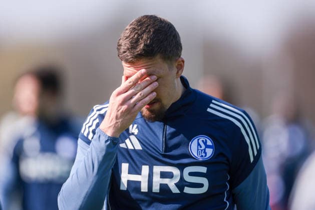 19.03.2026, Fussball, Training des FC Schalke 04. Janik Bachmann (FC Schalke 04) fasst sich an den Kopf. Gelsenkirchen Trainingsgelände FC Schalke 04 NRW Deutschland xRHR-FOTO YYx Copyright: RHR-FOTOx RHR-FOTO YY