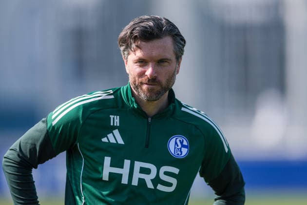 19.03.2026, Fussball, Training des FC Schalke 04. Co-Trainer Tim Hoogland (FC Schalke 04) grinst. Gelsenkirchen Trainingsgelände FC Schalke 04 NRW Deutschland xRHR-FOTO YYx Copyright: RHR-FOTOx RHR-FOTO YY