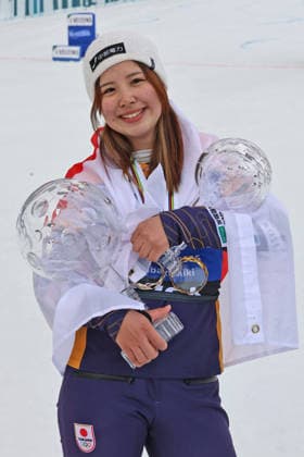 Gesamtweltcupsiegerin FIS Snowboard Alpine Woman, Tsubaki Miki (JPN) mit derf grossen Kugel, VISA FIS Snowboard Alpine Weltcup Winterberg 2026 (GER), Weltcup-Saison 2025 2026, Snowboard, Slalom, Parallelslalom, Winterberg Sauerland, 21.-22.03.2026, Renntag, 21.03.2026, Winterberg Deutschland