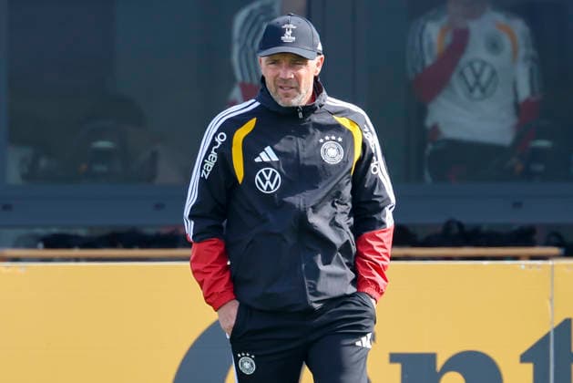 Assistenztrainer Alfred Schreuder (Germany) schaut, , Training der deutschen Fussball Nationalmannschaft, Home Ground am 24. March 2026 in Herzogenaurach, Deutschland. (Foto von Marco Steinbrenner DeFodi Images) Assistenztrainer Alfred Schreuder (Germany) looks on, , Training der deutschen Fussball Nationalmannschaft, Home Ground, March 24, 2026 in Herzogenaurach, Germany. (Photo by Marco Steinbrenner DeFodi Images) -