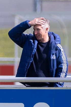 01.04.2026, Fussball, Training des FC Schalke 04. Sportvorstand Frank Baumann (FC Schalke 04) kratzt sich am Kopf. Gelsenkirchen Trainingsgelände FC Schalke 04 NRW Deutschland xRHR-FOTO YYx Copyright: RHR-FOTOx RHR-FOTO YY