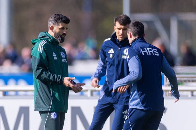 01.04.2026, Fussball, Training des FC Schalke 04. v. l. Trainer Miron Muslic (FC Schalke 04), Dejan Ljubicic (FC Schalke 04), Ron Schallenberg (FC Schalke 04). Gelsenkirchen Trainingsgelände FC Schalke 04 NRW Deutschland xRHR-FOTO YYx Copyright: RHR-FOTOx RHR-FOTO YY
