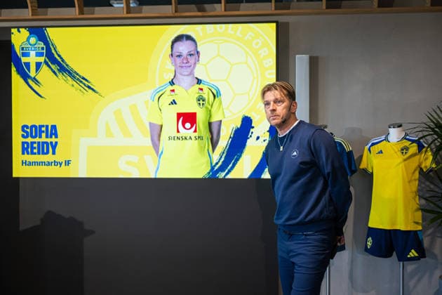 260401 Head coach Tony Gustavsson of the Swedish women s national football team at a press conference, PK, Pressekonferenz on April 1, 2026 in Stockholm. Photo: Jonathan Näckstrand BILDBYRAN COP 94 JN0260 fotboll football soccer fotball vm-kval kval fifa womens world cup qualifier qualifier presskonferens press conference sverige sweden dam bbeng Copyright: JONATHANxNÄCKSTRAND BB260401JN008