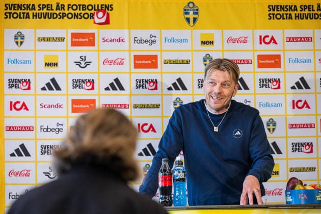 260401 Head coach Tony Gustavsson of the Swedish women s national football team at a press conference, PK, Pressekonferenz on April 1, 2026 in Stockholm. Photo: Jonathan Näckstrand BILDBYRAN COP 94 JN0260 fotboll football soccer fotball vm-kval kval fifa womens world cup qualifier qualifier presskonferens press conference sverige sweden dam bbeng Copyright: JONATHANxNÄCKSTRAND BB260401JN011