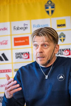 260401 Head coach Tony Gustavsson of the Swedish women s national football team at a press conference, PK, Pressekonferenz on April 1, 2026 in Stockholm. Photo: Jonathan Näckstrand BILDBYRAN COP 94 JN0260 fotboll football soccer fotball vm-kval kval fifa womens world cup qualifier qualifier presskonferens press conference sverige sweden dam bbeng Copyright: JONATHANxNÄCKSTRAND BB260401JN012