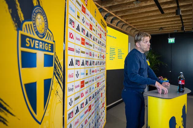 260401 Head coach Tony Gustavsson of the Swedish women s national football team at a press conference, PK, Pressekonferenz on April 1, 2026 in Stockholm. Photo: Jonathan Näckstrand BILDBYRAN COP 94 JN0260 fotboll football soccer fotball vm-kval kval fifa womens world cup qualifier qualifier presskonferens press conference sverige sweden dam bbeng Copyright: JONATHANxNÄCKSTRAND BB260401JN015