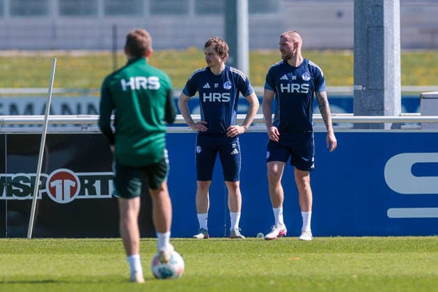 08.04.2026, Fussball, Training des FC Schalke 04. v. l. Finn Porath (FC Schalke 04), Tomas Kalas (FC Schalke 04). Gelsenkirchen Trainingsgelände FC Schalke 04 NRW Deutschland xRHR-FOTO YYx Copyright: RHR-FOTOx RHR-FOTO YY