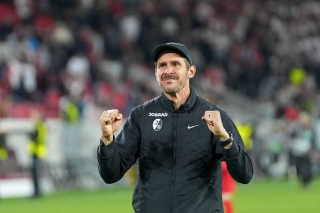 Julian Schuster (SC Freiburg, Trainer), feiert den Sieg mit den Fans und Ultras, Emotionen, Jubel , Deutschland, Fussball, UEFA Europa League, Viertelfinale, Hinspiel, 2025 2026, SC Freiburg vs. RC Celta de Vigo, 09.04.2026, Europa-Park Stadion, Freiburg, Deutschland Freiburg Europa-Park Stadion Baden-Württemberg Deutschland Copyright: xArnexAmbergx