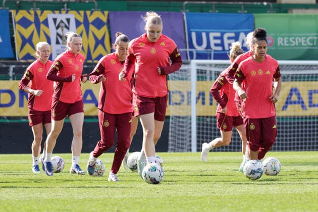 17.04.2026, xgrfx, Fussball DFB-Medientermine, Deutsche Frauennationalmannschaft Training v.l. Jella Veit, Shekiera Martinez (Deutsche Frauennationalmannschaft) (DFL DFB REGULATIONS PROHIBIT ANY USE OF PHOTOGRAPHS as IMAGE SEQUENCES and or QUASI-VIDEO) Ried